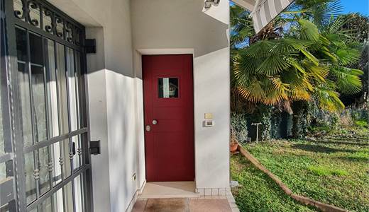 CASA BIFAMILIARE CON DUE UNITA'