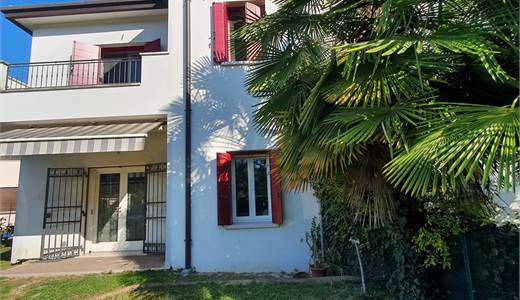CASA BIFAMILIARE CON DUE UNITA'  